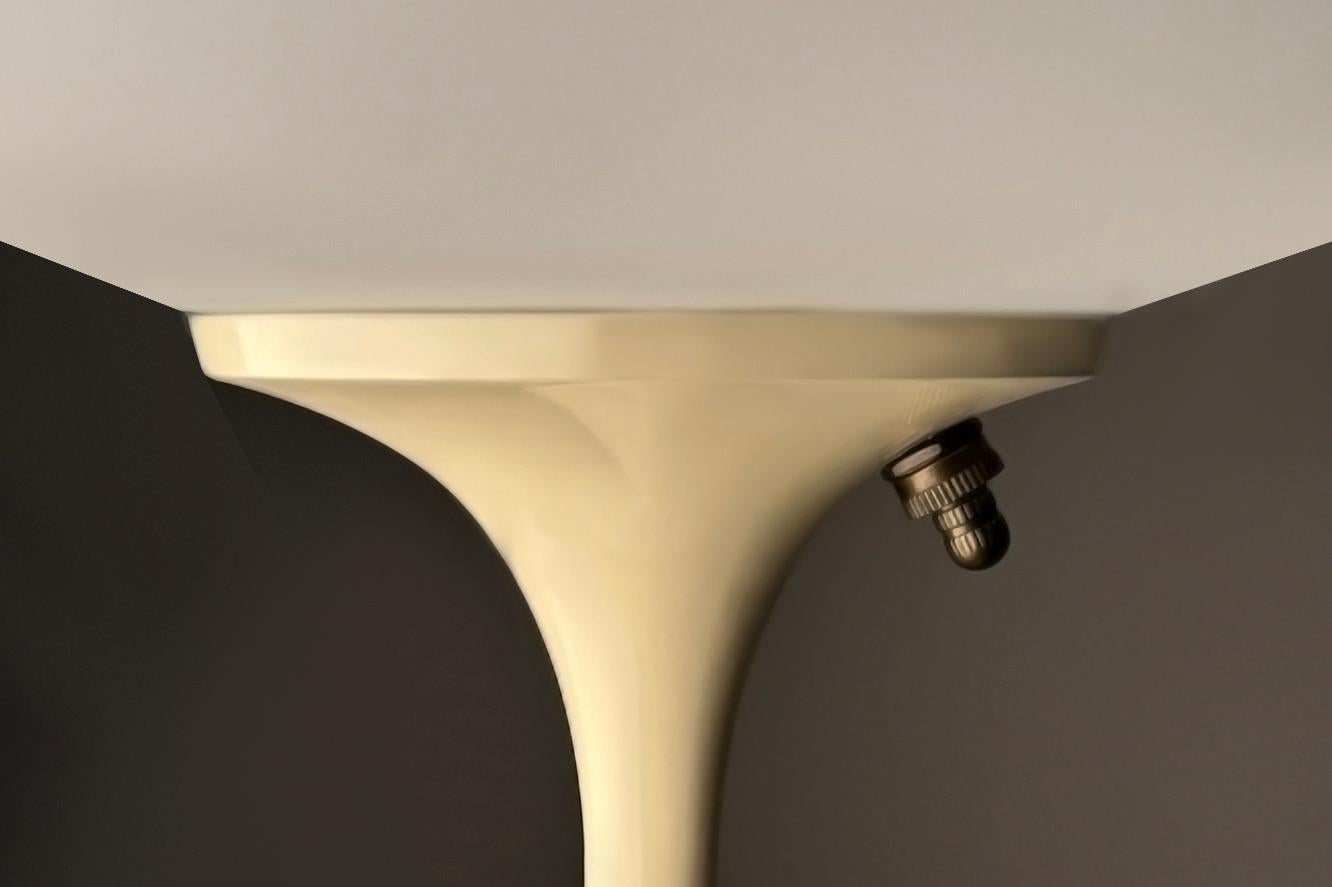 Mid-Century Modern Modern Tulip Bedside Table Lamp or Desk Lamp by Designline in Beige / Cream For Sale