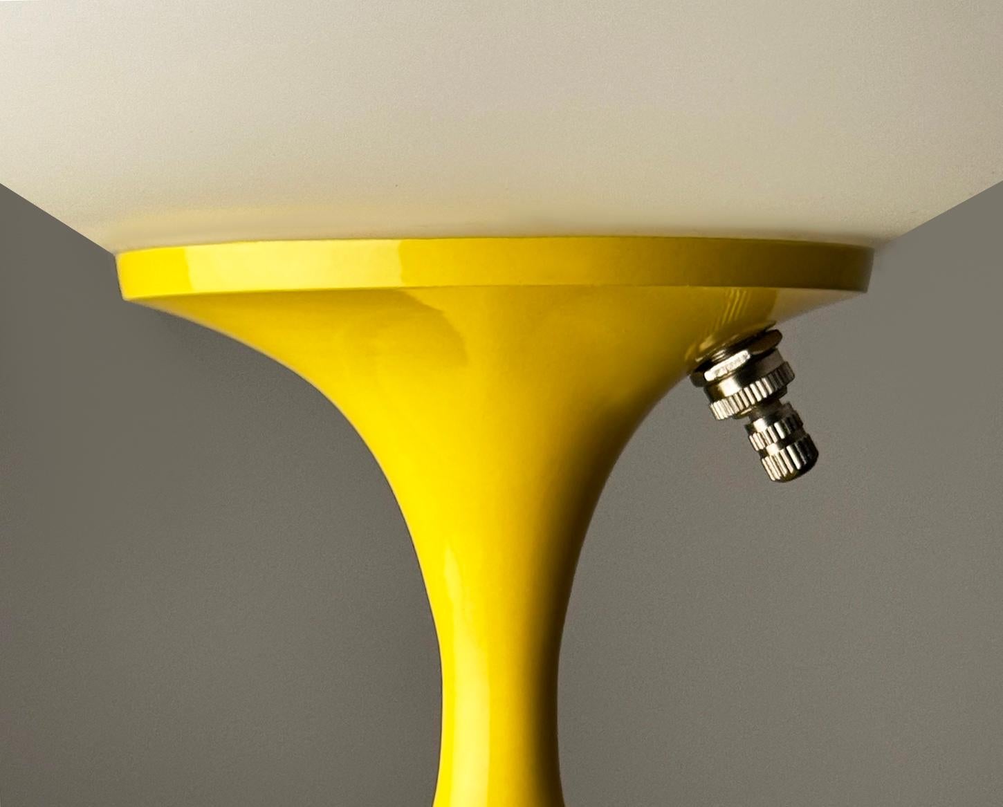Mid-Century Modern Lampe de table ou lampe de bureau Tulip moderne de Designline en jaune vif amusant en vente