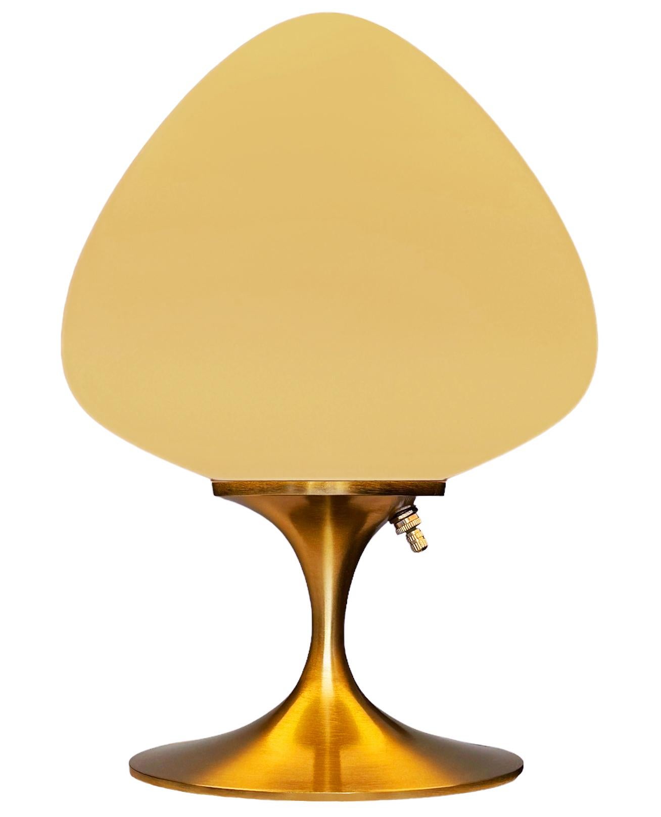 Eine wunderschöne Tischlampe in Tulpenform, Schreibtischlampe oder Nachttischlampe. Sie verfügt über einen Sockel aus gebürstetem Messingguss und einen mundgeblasenen, mattierten weißen Glasschirm in Form einer Eichel. Sie nimmt eine