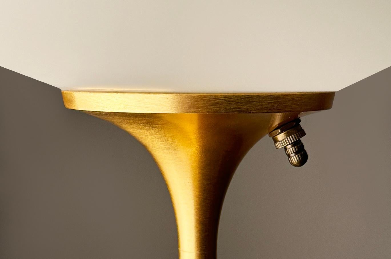 Moderne Tulpen-Nachttisch- oder Schreibtischlampe von Designline aus Goldmessing (Moderne der Mitte des Jahrhunderts) im Angebot