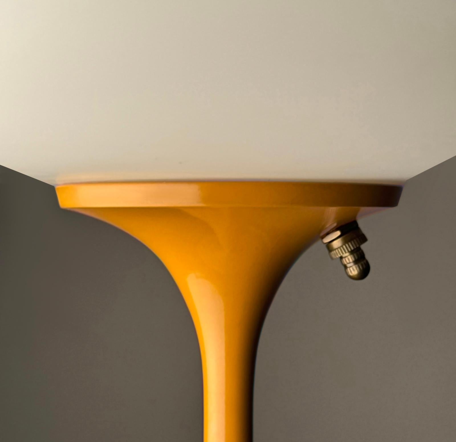 Mid-Century Modern Lampe de table ou lampe de bureau moderne Tulip en jaune moutarde par Designline en vente