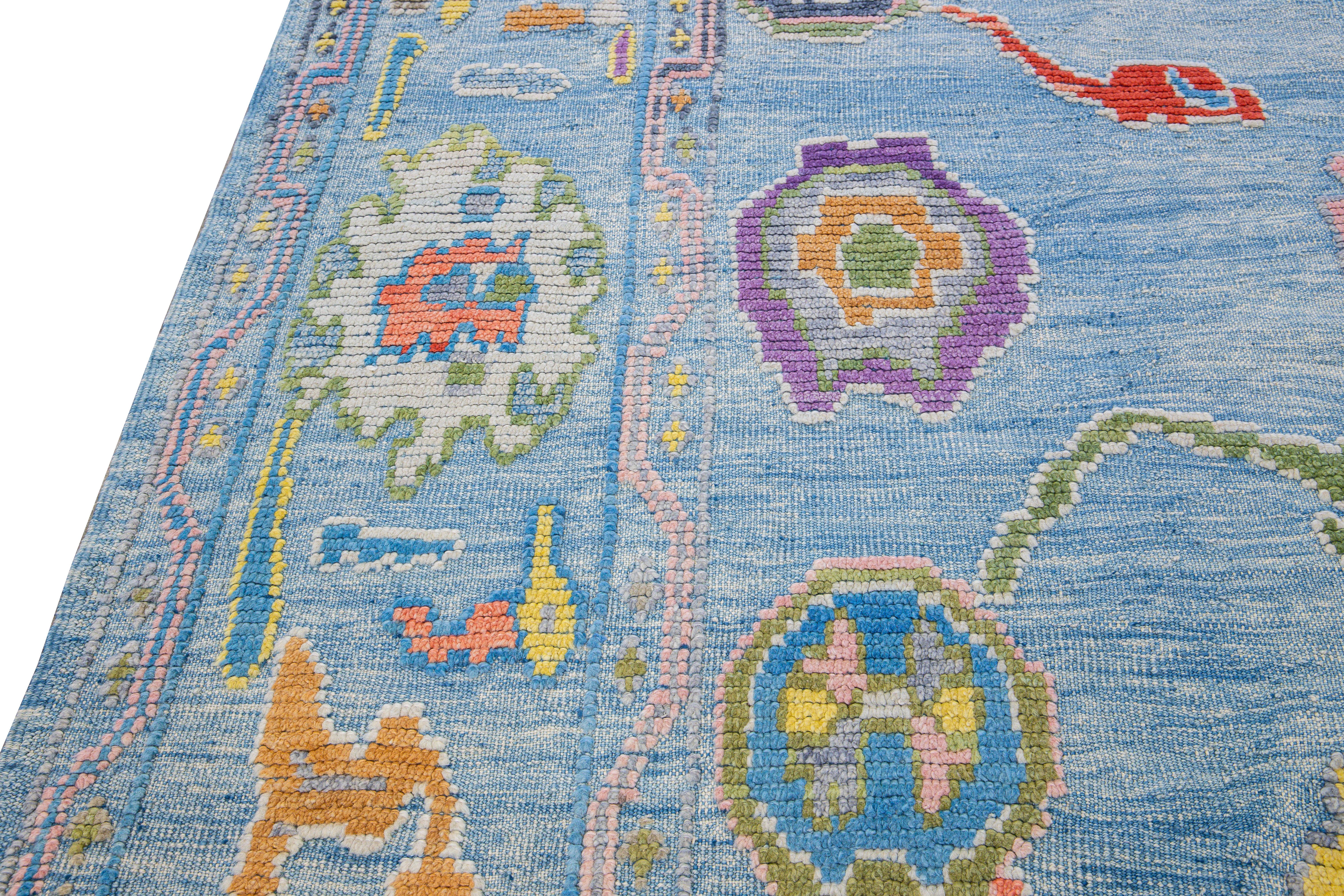 Moderner moderner handgefertigter geometrischer blauer Tulu-Wollteppich im Angebot 1