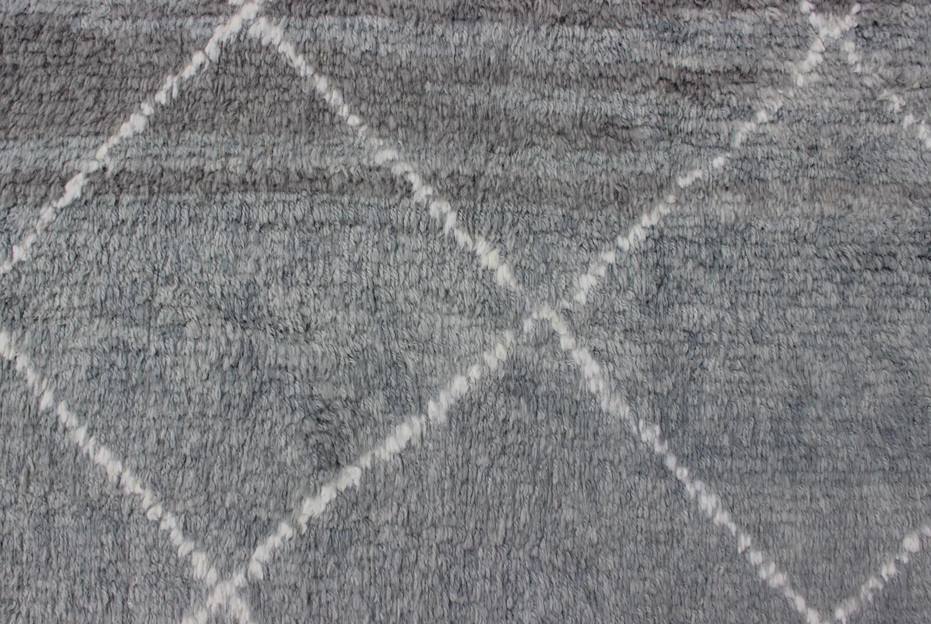 Moderner Tulu-Moroccan-Teppich mit All-Over-Gitterdesign im Angebot 4