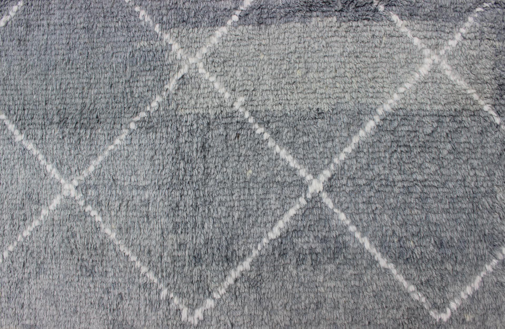 Moderner Tulu-Moroccan-Teppich mit All-Over-Gitterdesign im Angebot 5