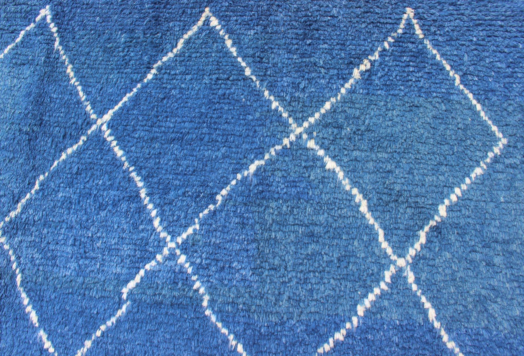 Modern Tulu-Moroccan Rug Rug with All-Over Lattice Design in Blue For Sale 4