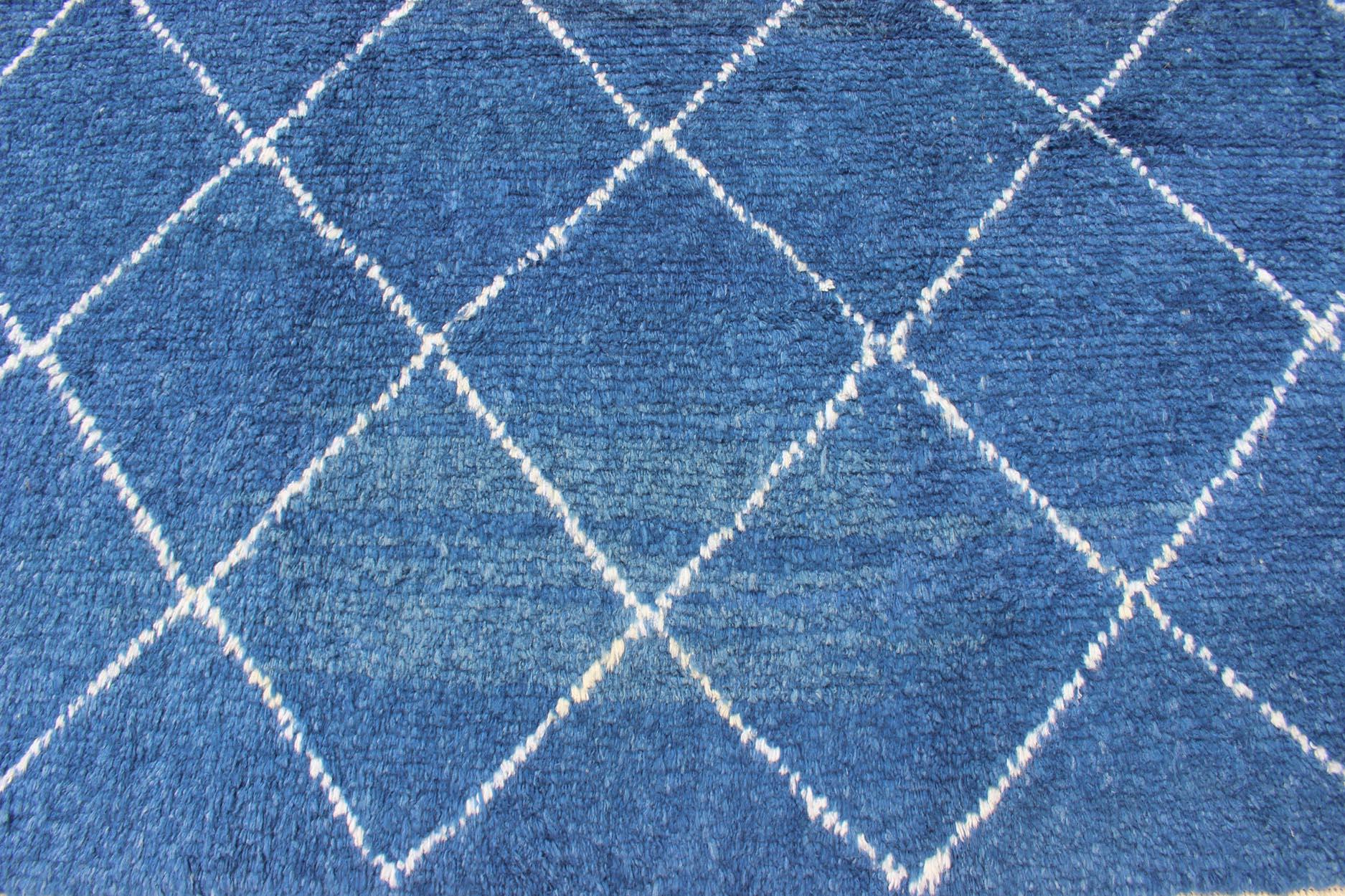 Modern Tulu-Moroccan Rug Rug with All-Over Lattice Design in Blue For Sale 5