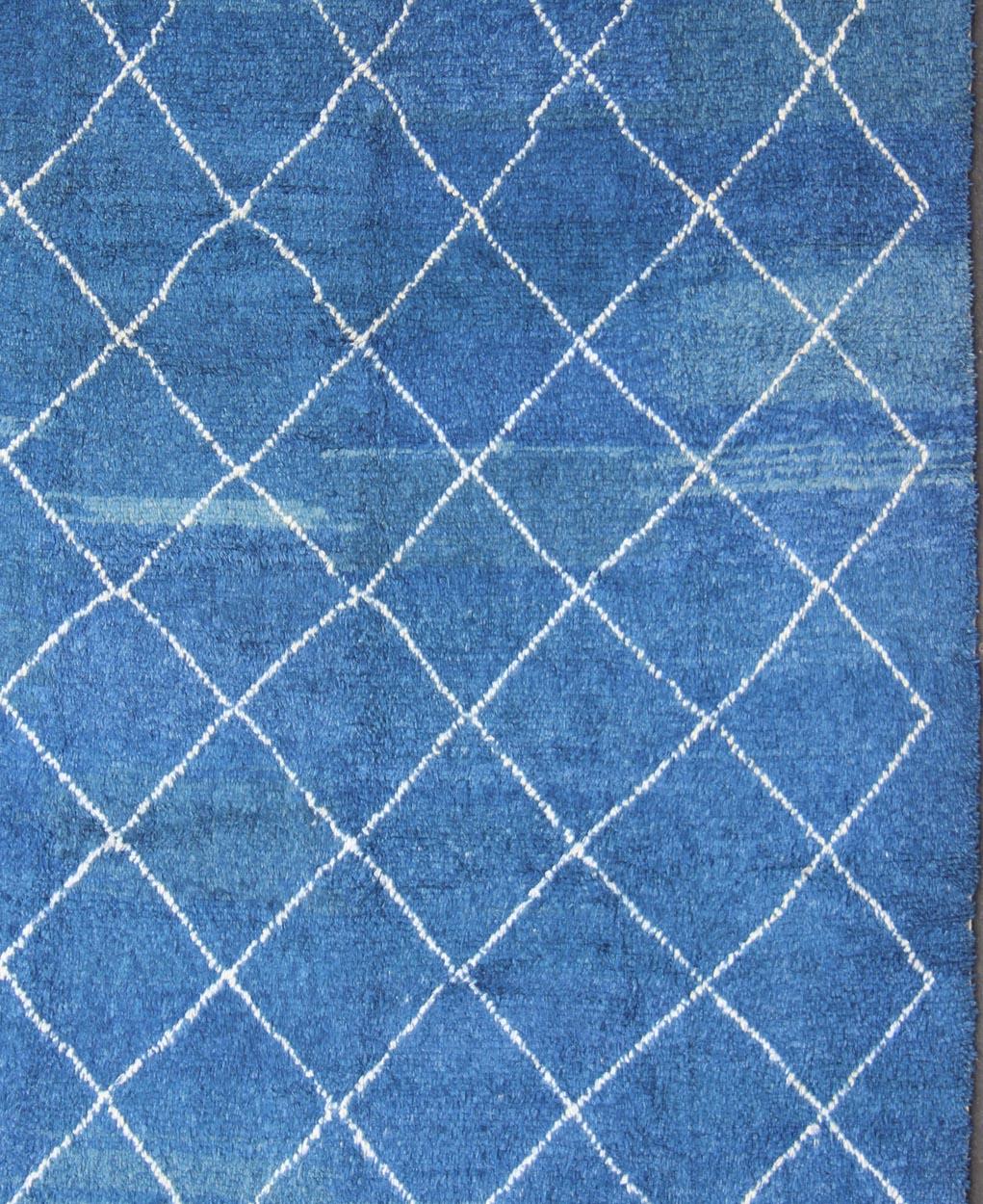 Modern Moroccan rug with all-over Lattice design in cream and gray, rug TU-ALG-27, country of origin / type: Turkey / Tribal

This tribal Moroccan/Tulu rug with a modern design rendered in a lattice pattern, features blue and cream pattern. This