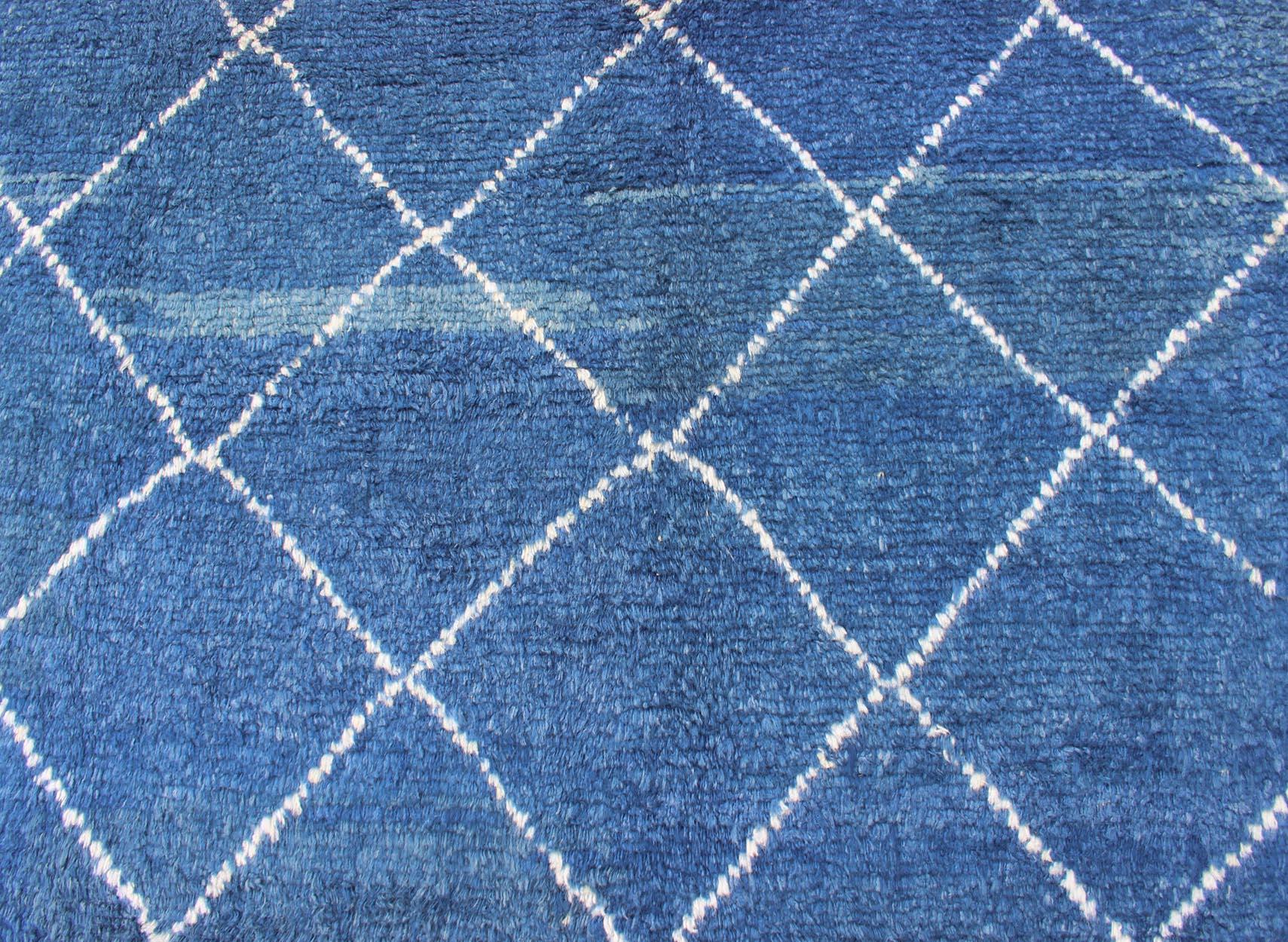 Modern Tulu-Moroccan Rug Rug with All-Over Lattice Design in Blue For Sale 2