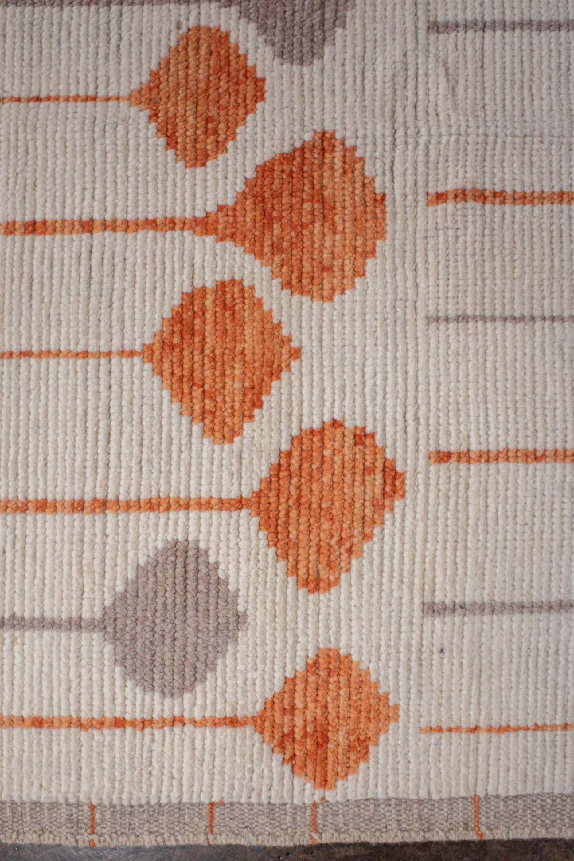 Moderner Tulu mit beigefarbenem Feld und rostfarbenem Design im Zustand „Neu“ im Angebot in New York, NY