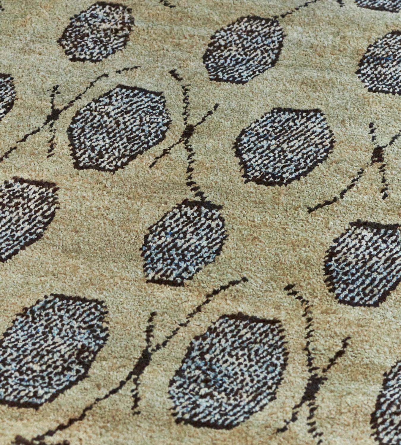 Faisant partie de la collection Mansour Modern, ce tapis turc déco est tissé à la main par des maîtres tisserands qui utilisent des techniques et des matériaux de qualité supérieure.