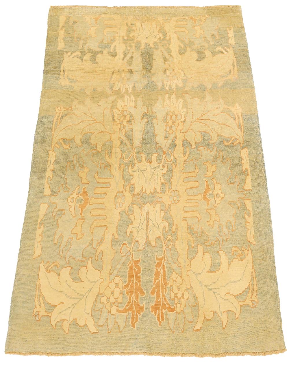 Moderner handgefertigter türkischer Teppich aus hochwertiger Schafwolle und gefärbt mit umweltfreundlichen Pflanzenfarben, die nachweislich für Menschen und Haustiere gleichermaßen sicher sind. Es handelt sich um ein Donegal-Design mit einem