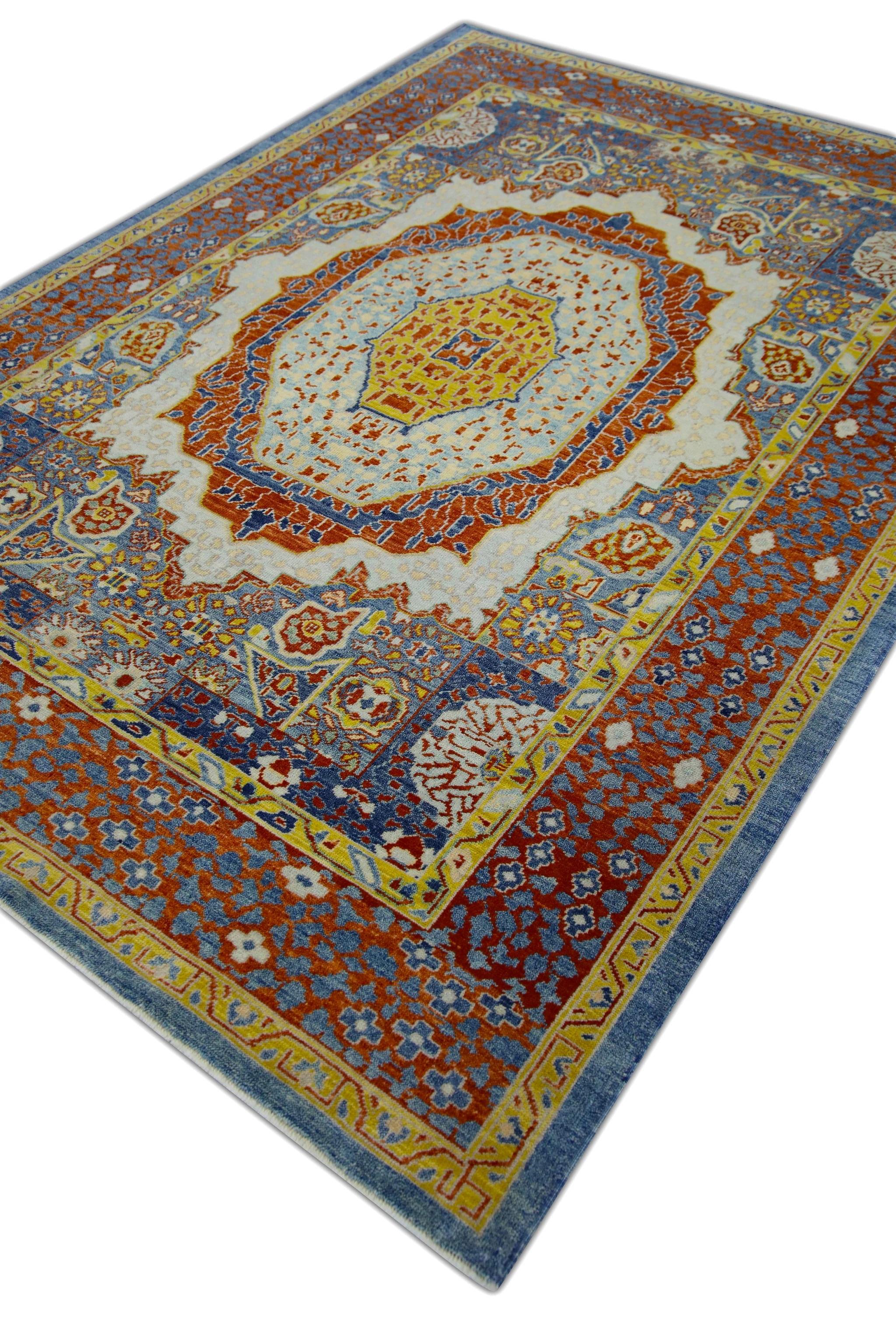 Dieser moderne, fein gewebte türkische Oushak-Teppich ist ein atemberaubendes Kunstwerk, das von erfahrenen Kunsthandwerkern mit traditionellen Techniken handgeknüpft wurde. Der Teppich weist komplizierte Muster und eine weiche Farbpalette auf, die