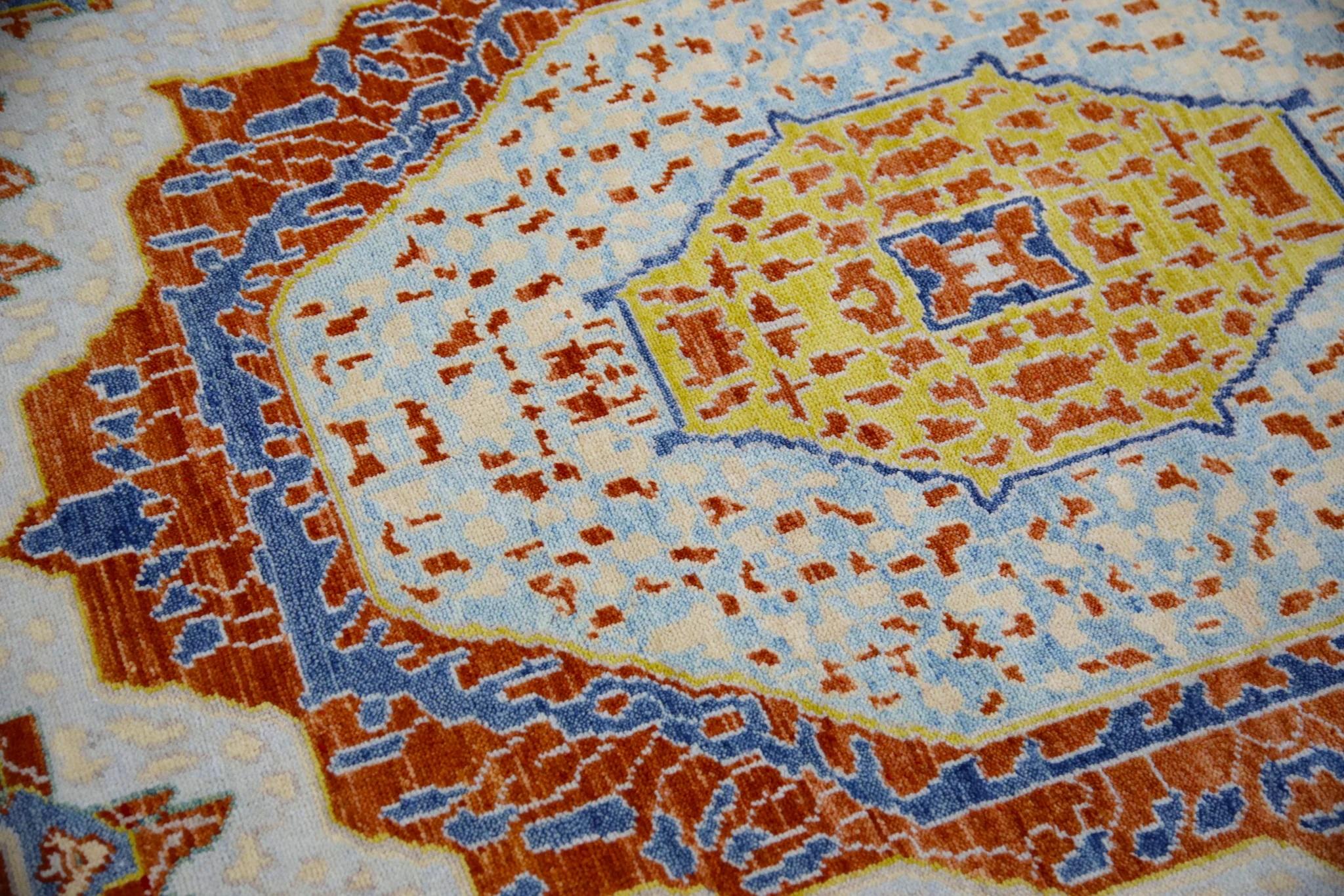 Türkischer Oushak-Teppich aus fein gewebter Wolle in Rot & Blau mit geometrischem Design, 6'4