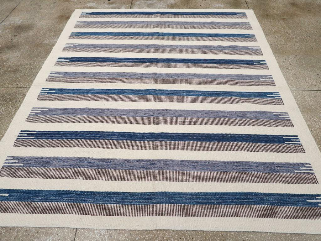 Ein moderner türkischer Flachgewebe-Kilim-Akzentteppich, der im 21. Jahrhundert handgefertigt wurde.

Maße: 7' 1