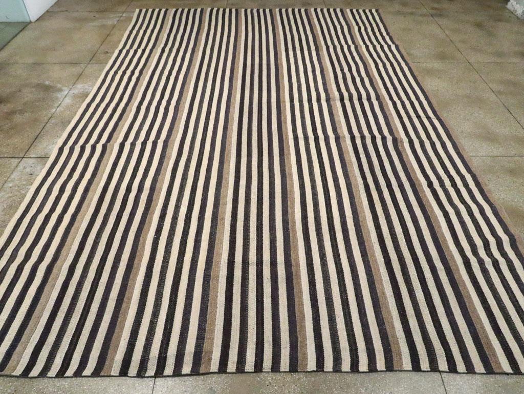Moderner moderner türkischer Flachgewebe-Kelim-Teppich in Creme, Schwarz und Braun (Handgewebt) im Angebot
