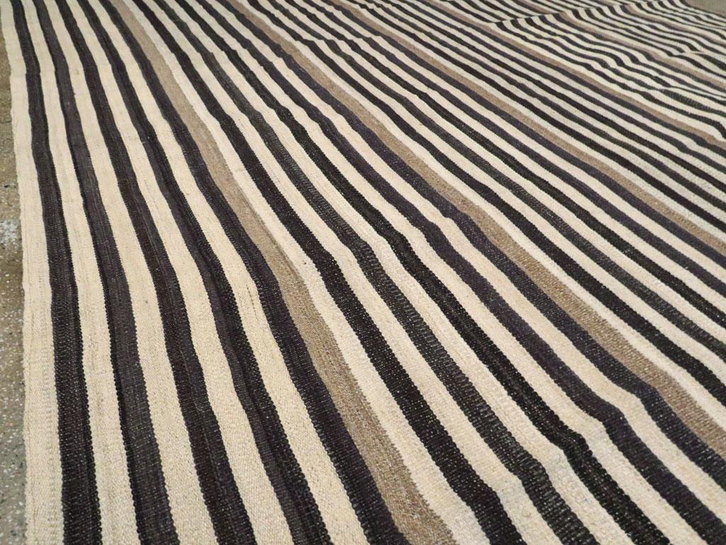 Moderner moderner türkischer Flachgewebe-Kelim-Teppich in Creme, Schwarz und Braun im Zustand „Neu“ im Angebot in New York, NY