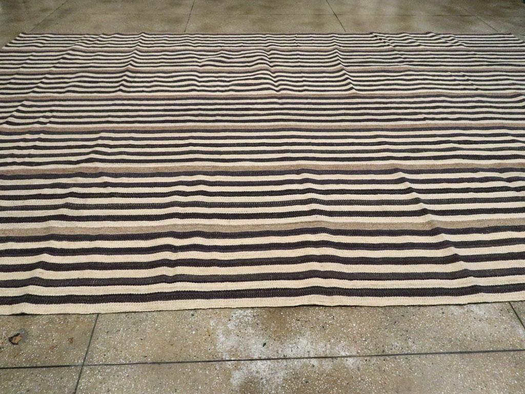 Moderner moderner türkischer Flachgewebe-Kelim-Teppich in Creme, Schwarz und Braun (21. Jahrhundert und zeitgenössisch) im Angebot