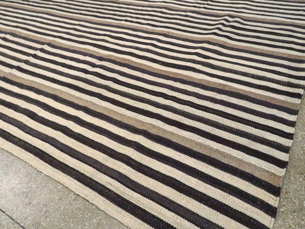 Moderner moderner türkischer Flachgewebe-Kelim-Teppich in Creme, Schwarz und Braun (Wolle) im Angebot