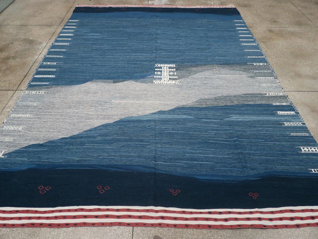Ein moderner türkischer Flachgewebe-Kilim in Zimmergröße, der im 21. Jahrhundert handgefertigt wurde.

Maße: 10' 0