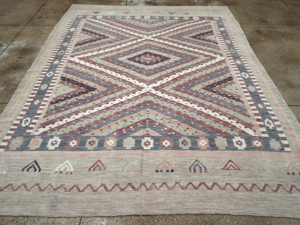 Dieser türkische Flachgewebe-Kilim-Teppich des 21. Jahrhunderts mit den Maßen 9' 0