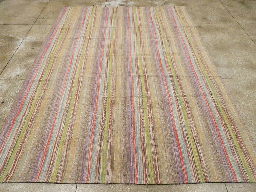 Ce tapis Kilim turc à tissage plat du 21e siècle, mesurant 9' 8