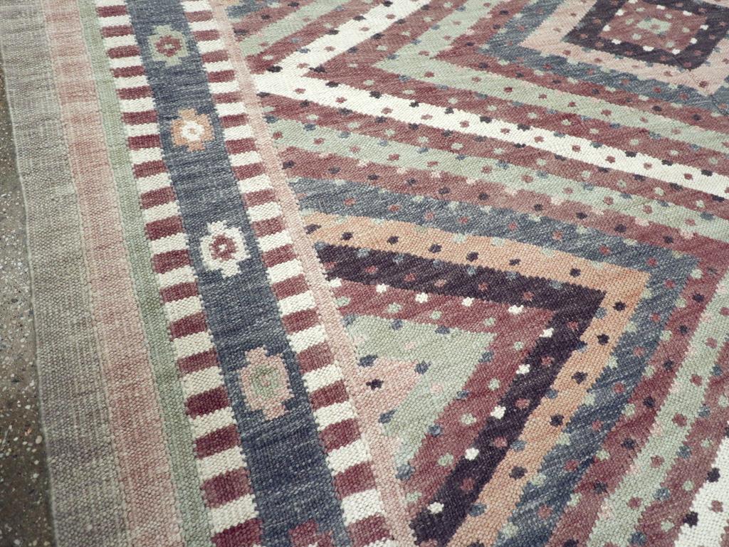 Moderner türkischer Flachgewebe-Kelim-Teppich in Zimmergröße (Türkisch) im Angebot