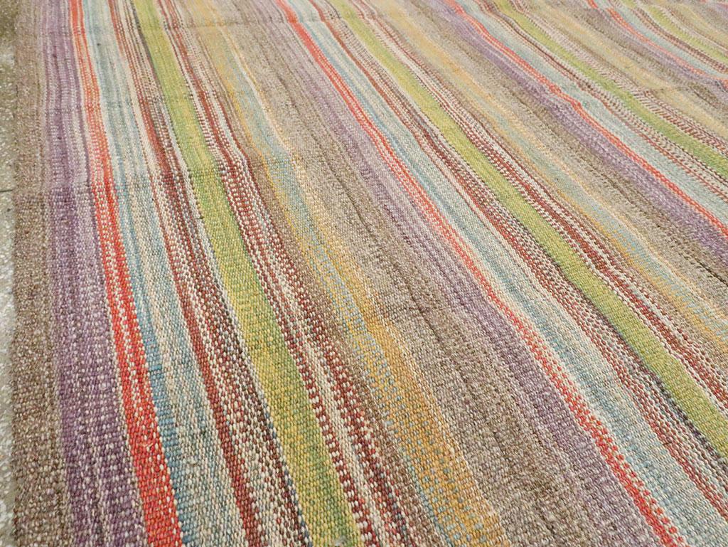 Turc Tapis Kilim turc moderne tissé à plat, de taille standard en vente