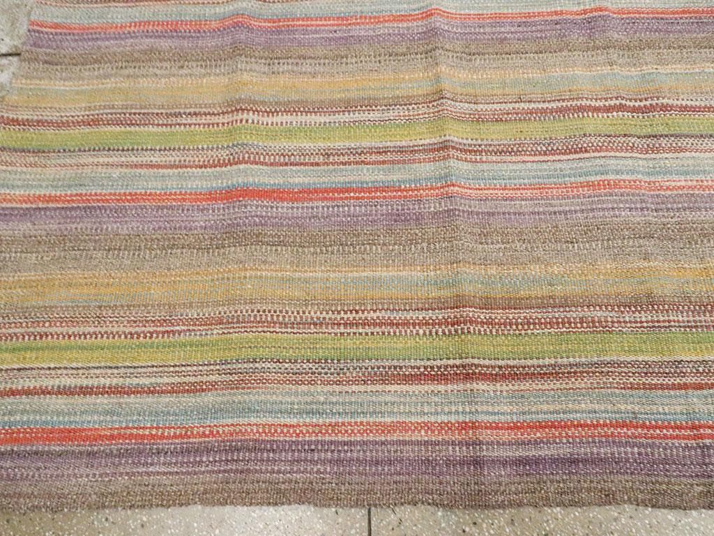 Tapis Kilim turc moderne tissé à plat, de taille standard Excellent état - En vente à New York, NY