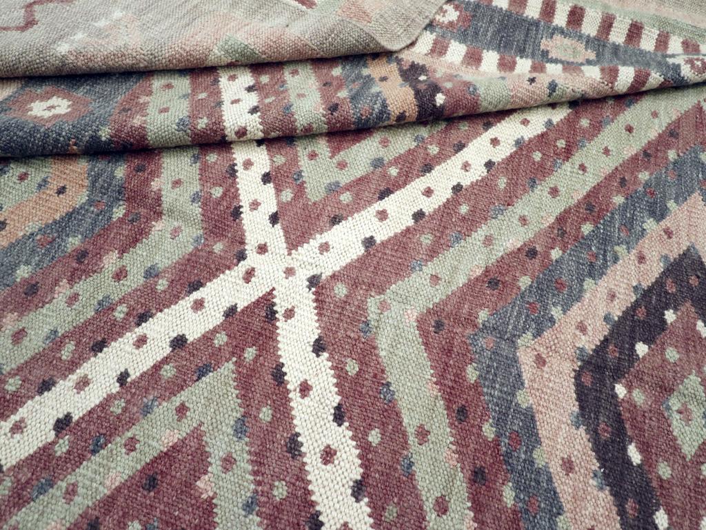 Moderner türkischer Flachgewebe-Kelim-Teppich in Zimmergröße im Angebot 1
