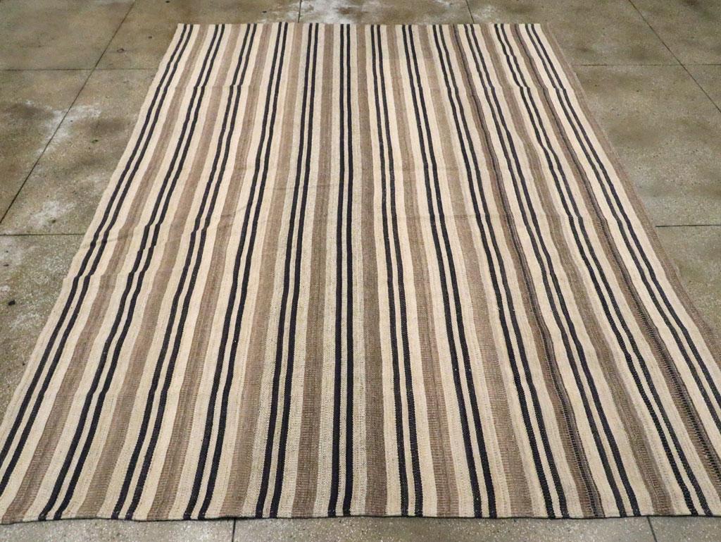 Moderner moderner türkischer flachgewebter Kelim-Teppich in Creme, Schwarz und Braun in Zimmergröße (Handgewebt) im Angebot