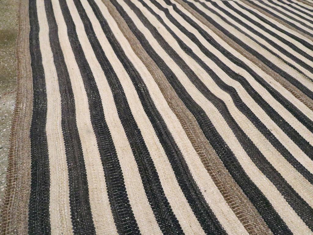 Moderner moderner türkischer flachgewebter Kelim-Teppich in Creme, Schwarz und Braun in Zimmergröße (Handgewebt) im Angebot