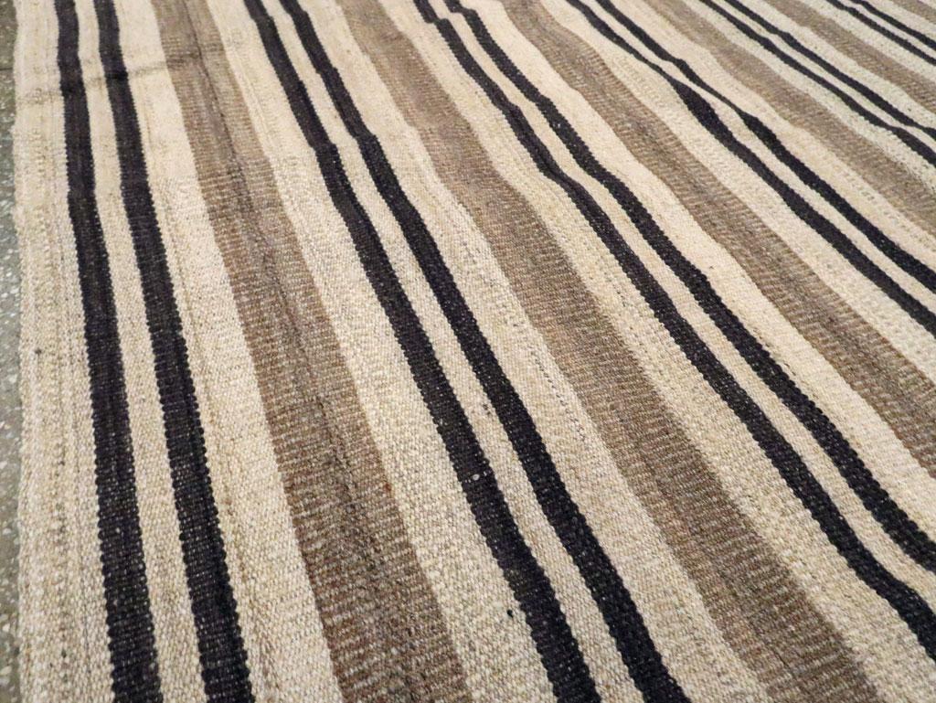 Moderner moderner türkischer flachgewebter Kelim-Teppich in Creme, Schwarz und Braun in Zimmergröße im Zustand „Neu“ im Angebot in New York, NY