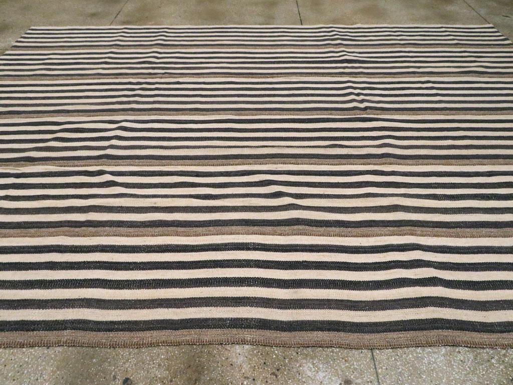 Moderner moderner türkischer flachgewebter Kelim-Teppich in Creme, Schwarz und Braun in Zimmergröße im Zustand „Neu“ im Angebot in New York, NY