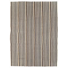 Tappeto turco moderno a tessitura piatta Kilim in crema, nero e marrone per una stanza.