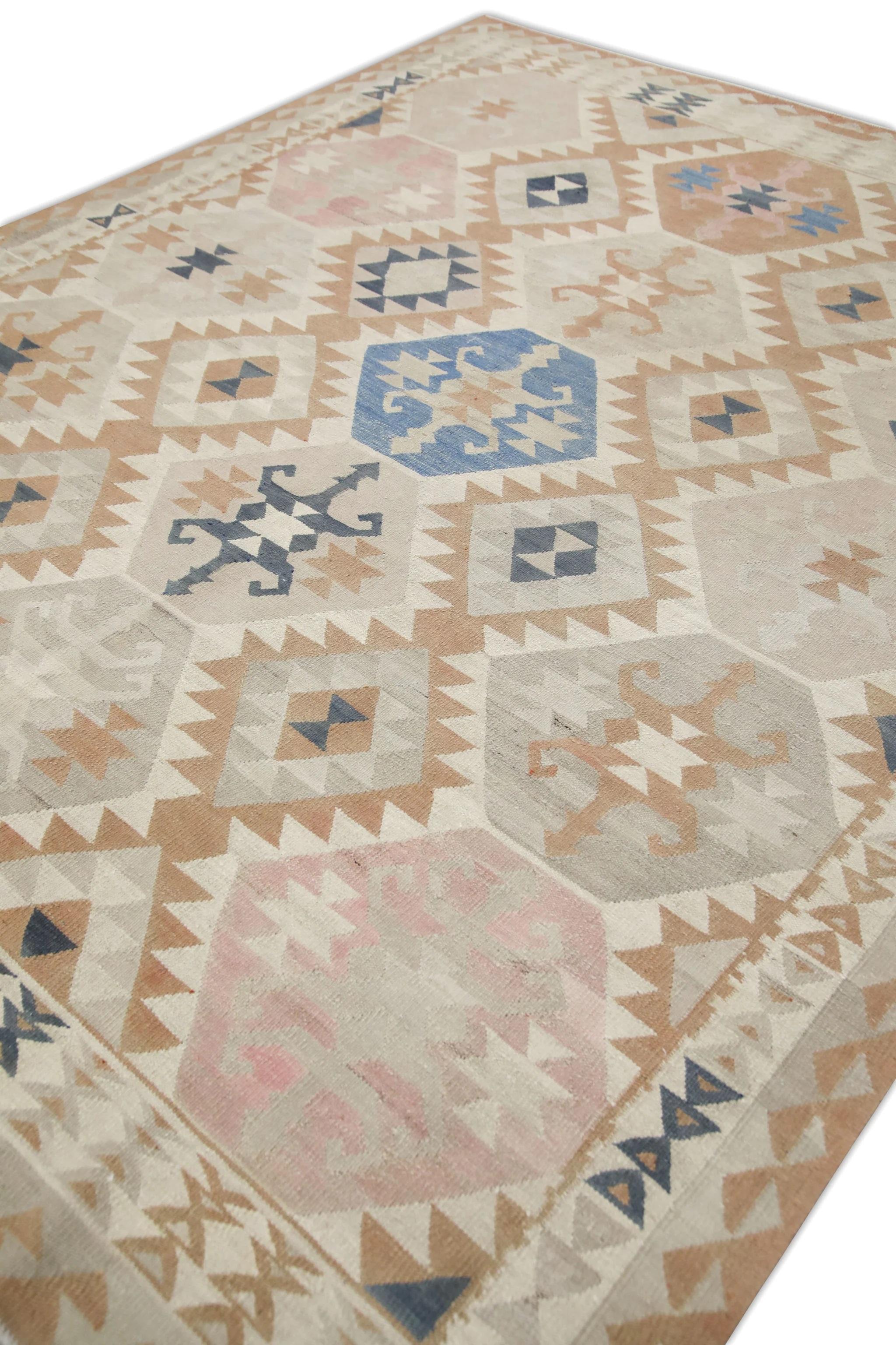 Dieser exquisite moderne türkische Flachgewebe-Kilim ist ein atemberaubendes Meisterwerk der traditionellen Handwerkskunst. Dieser von erfahrenen Kunsthandwerkern handgewebte Teppich zeigt eine faszinierende Reihe von geometrischen Motiven in