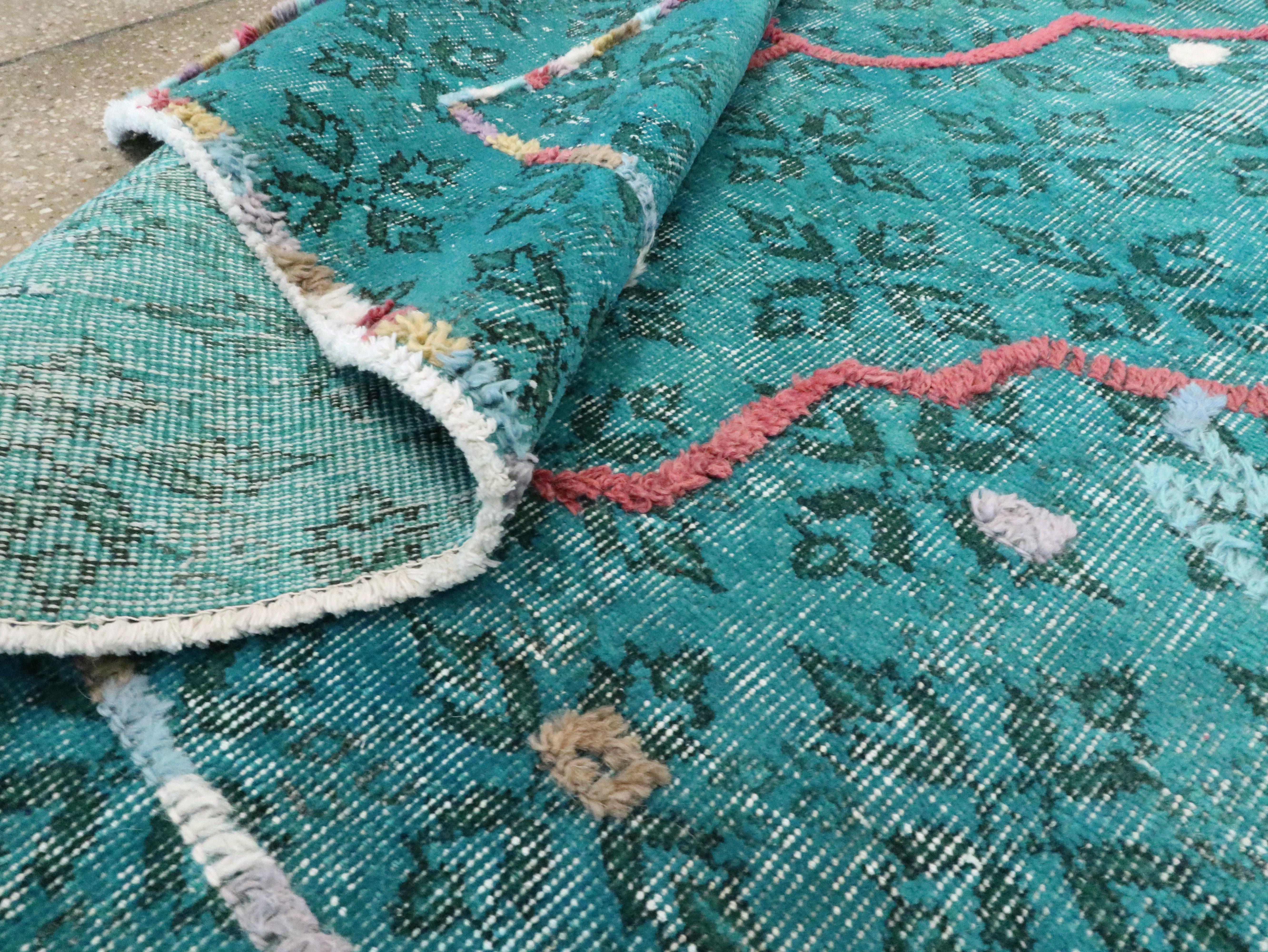 Alfombra folclórica turca contemporánea hecha a mano con un atractivo desgastado en turquesa en venta 3