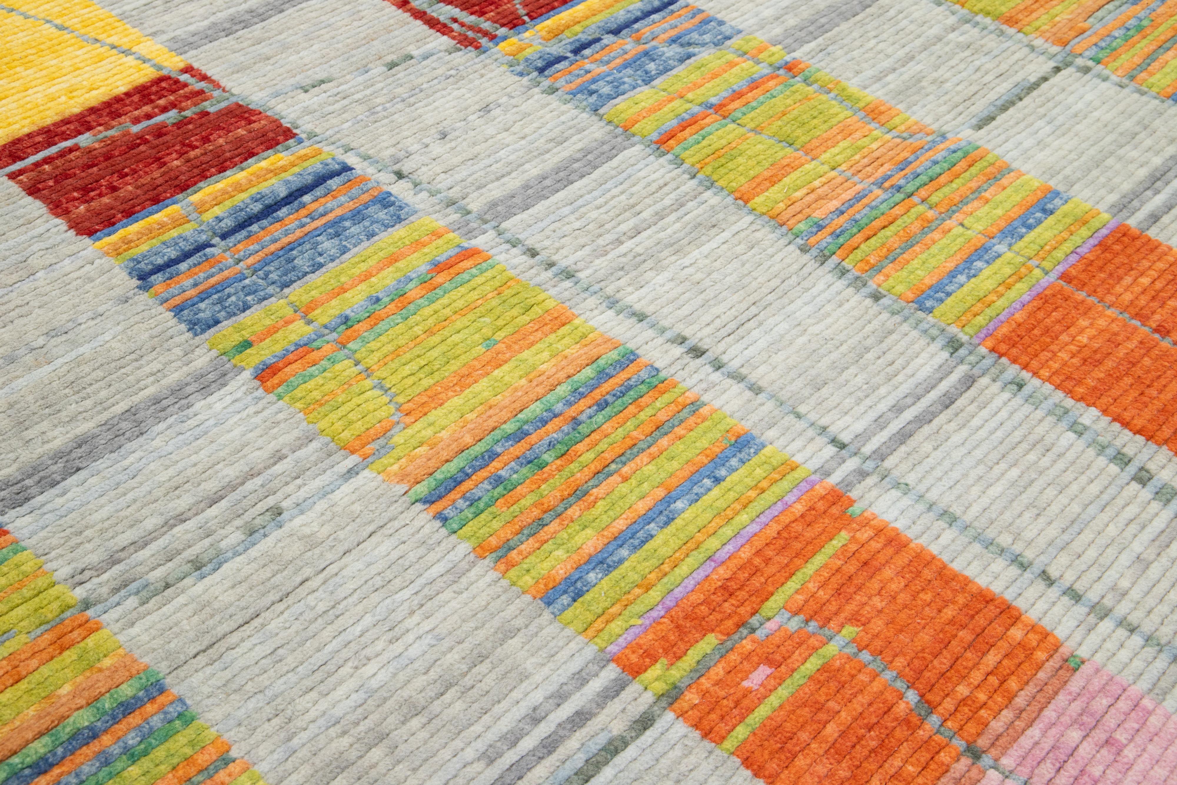Tappeto turco moderno in lana grigia lavorato a telaio a mano con disegni astratti multicolore in vendita 2