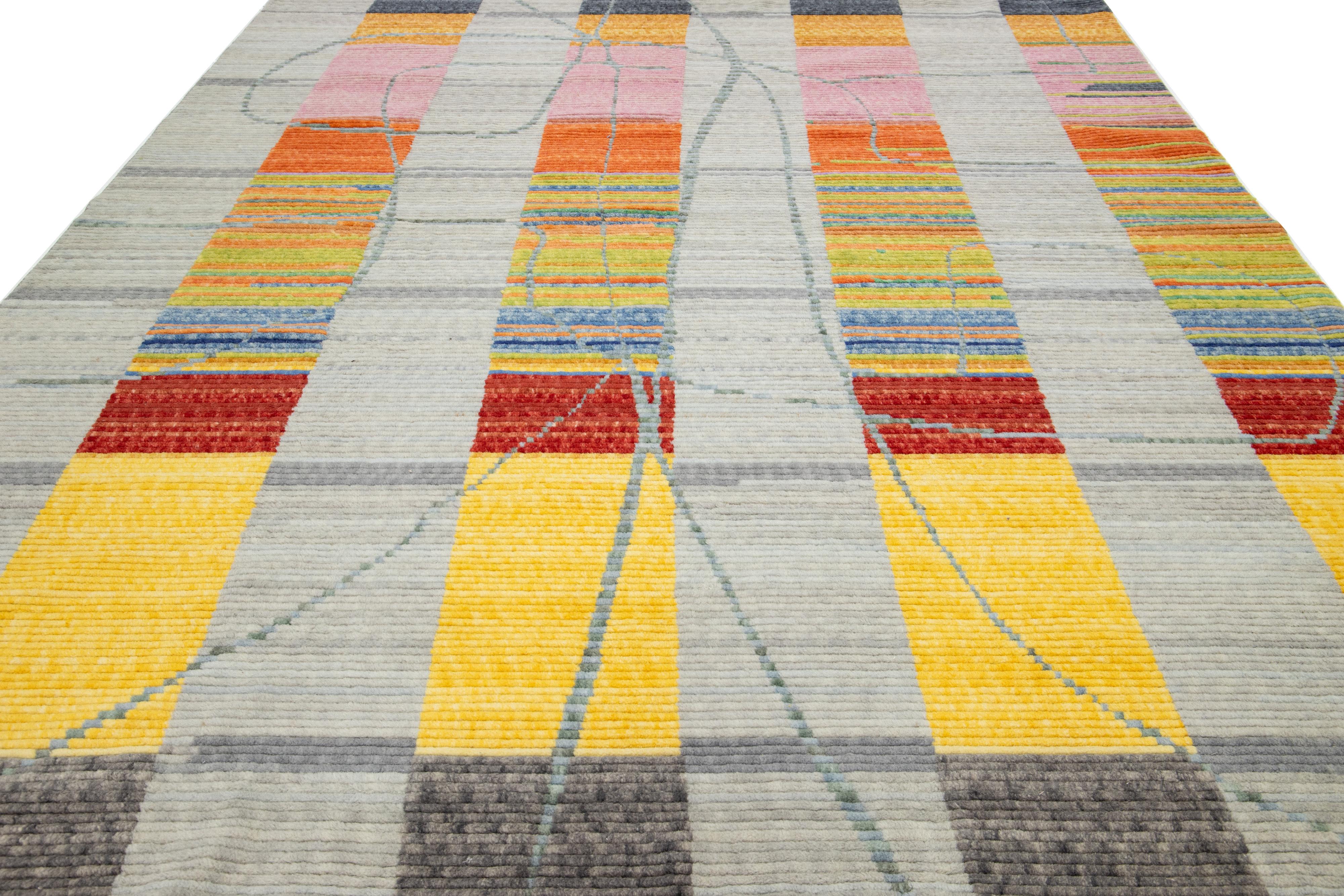 Tappeto turco moderno in lana grigia lavorato a telaio a mano con disegni astratti multicolore in vendita 4