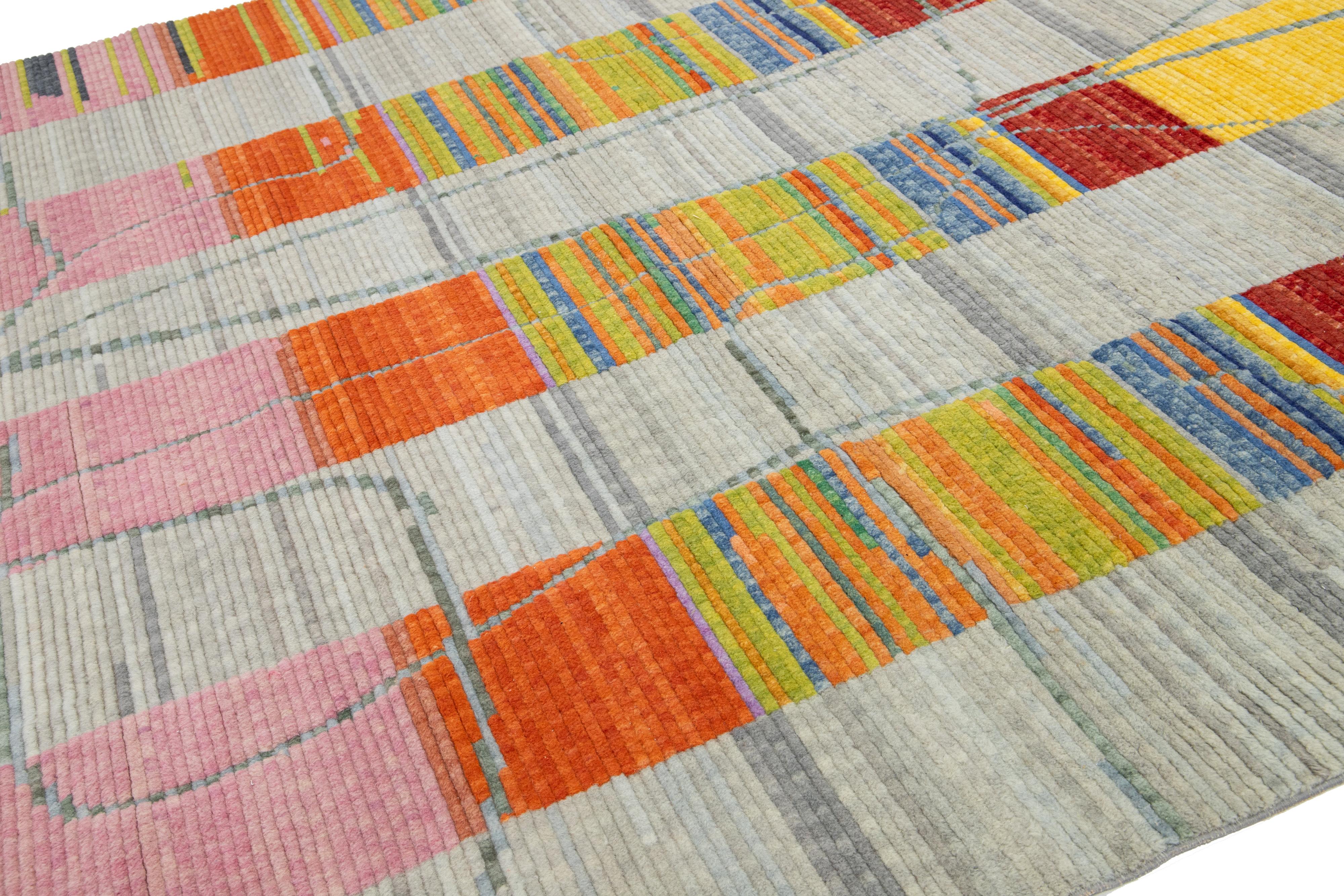 Turco Tappeto turco moderno in lana grigia lavorato a telaio a mano con disegni astratti multicolore in vendita