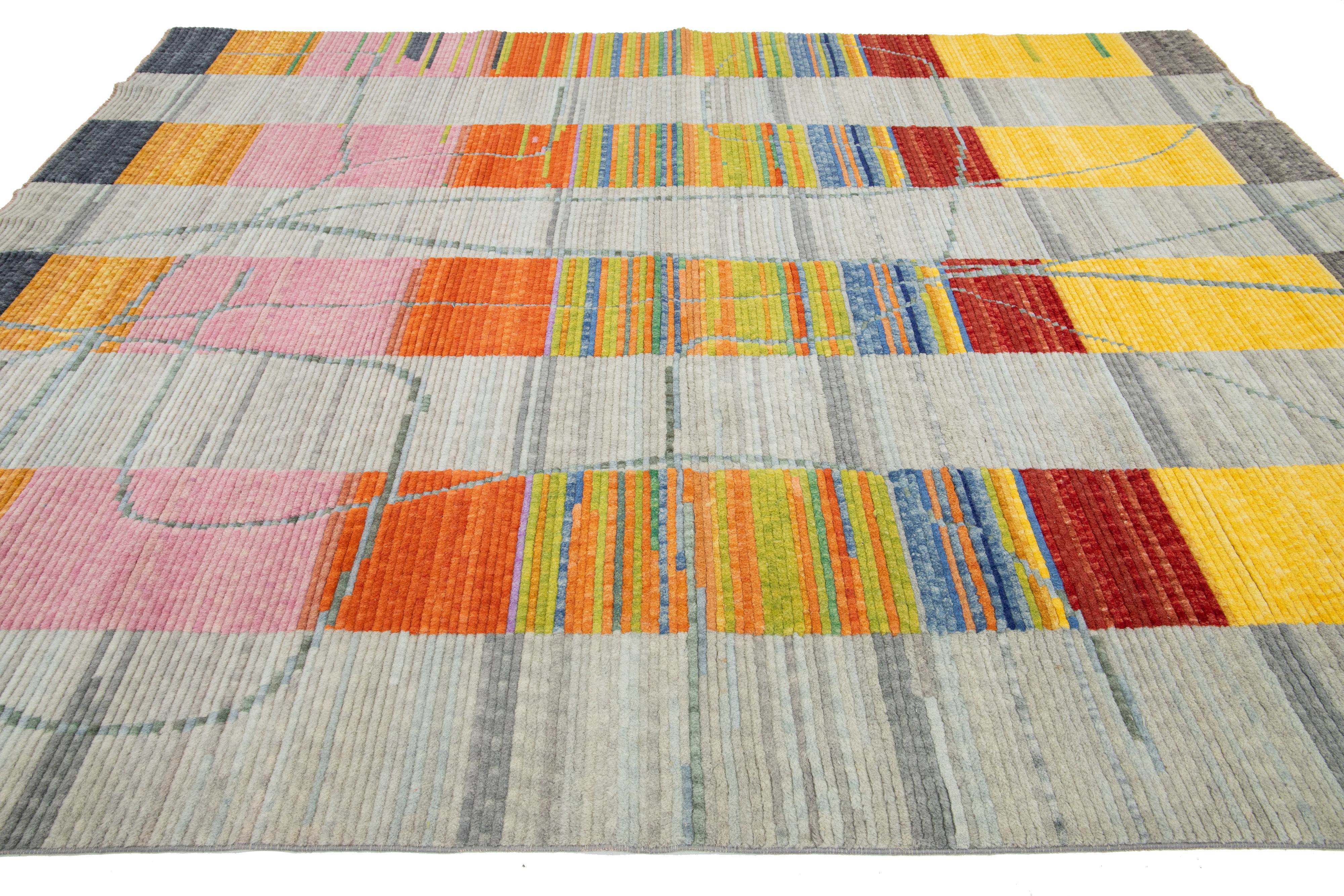 Tappeto turco moderno in lana grigia lavorato a telaio a mano con disegni astratti multicolore In condizioni Nuovo in vendita a Norwalk, CT