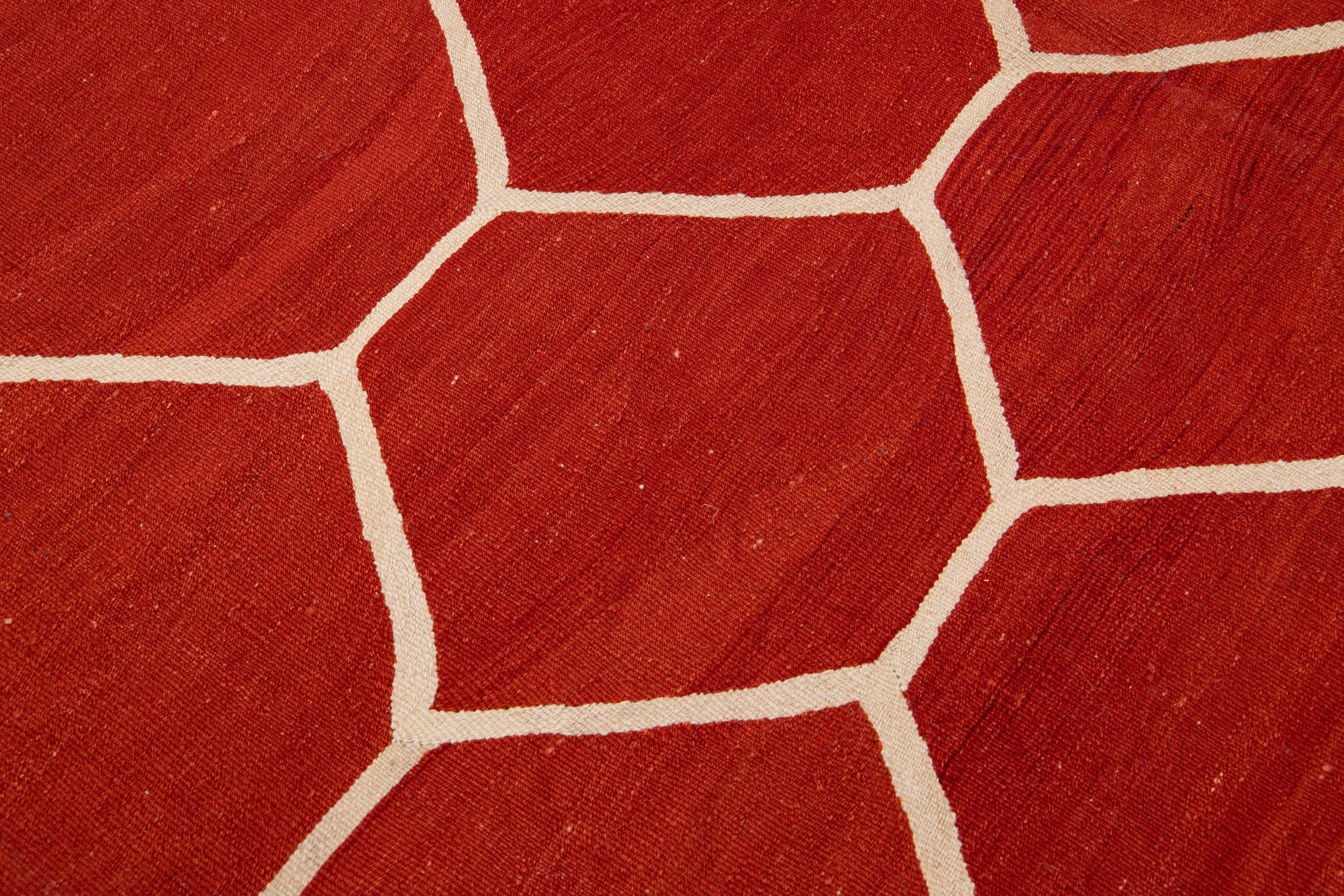 Moderner moderner türkischer Kelim-Flaschengewebe-Teppich mit geometrischem Muster aus orange-roter Wolle im Angebot 1