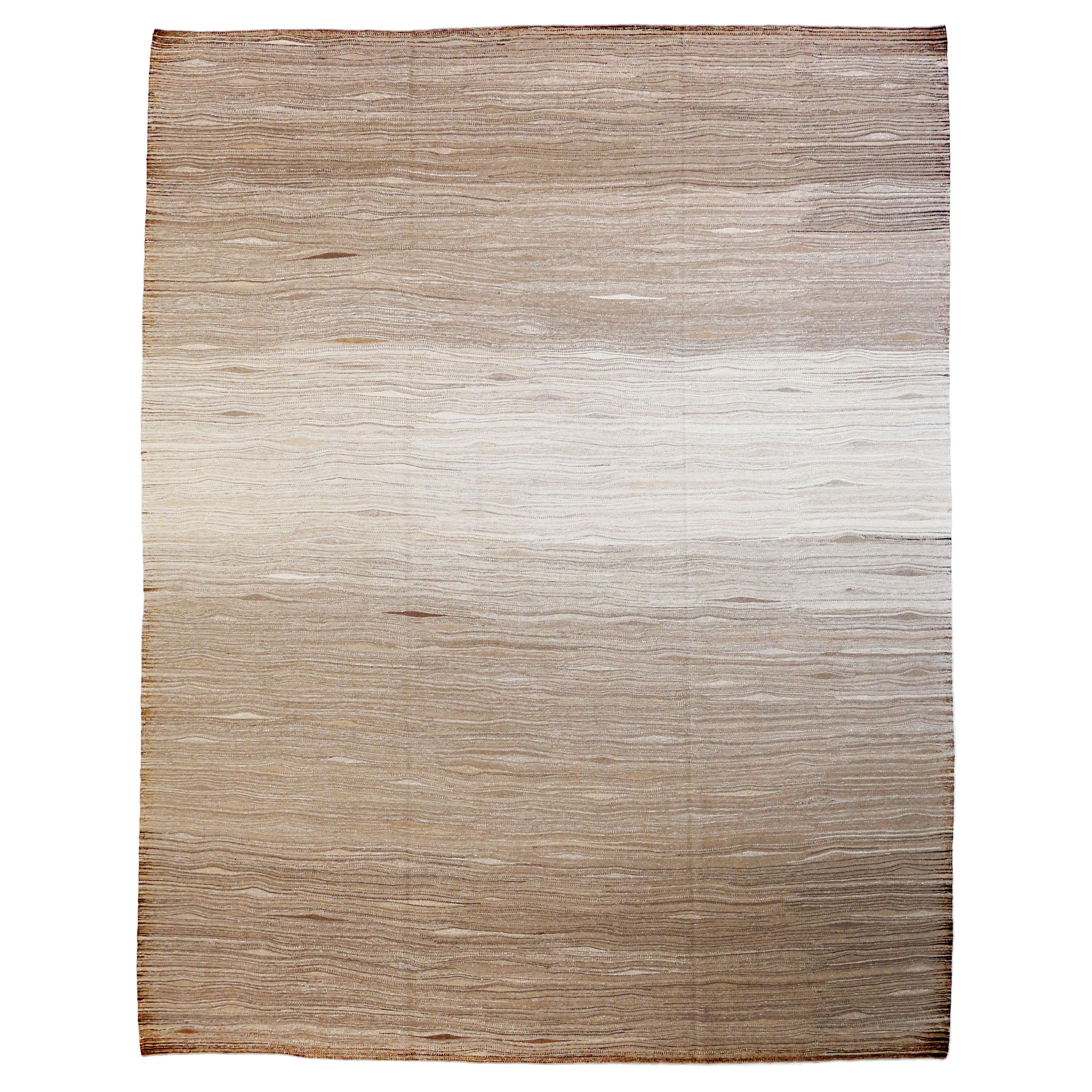 Moderner türkischer Kelim-Teppich in Mischbraun, Beige und Weiß in Farbpalette