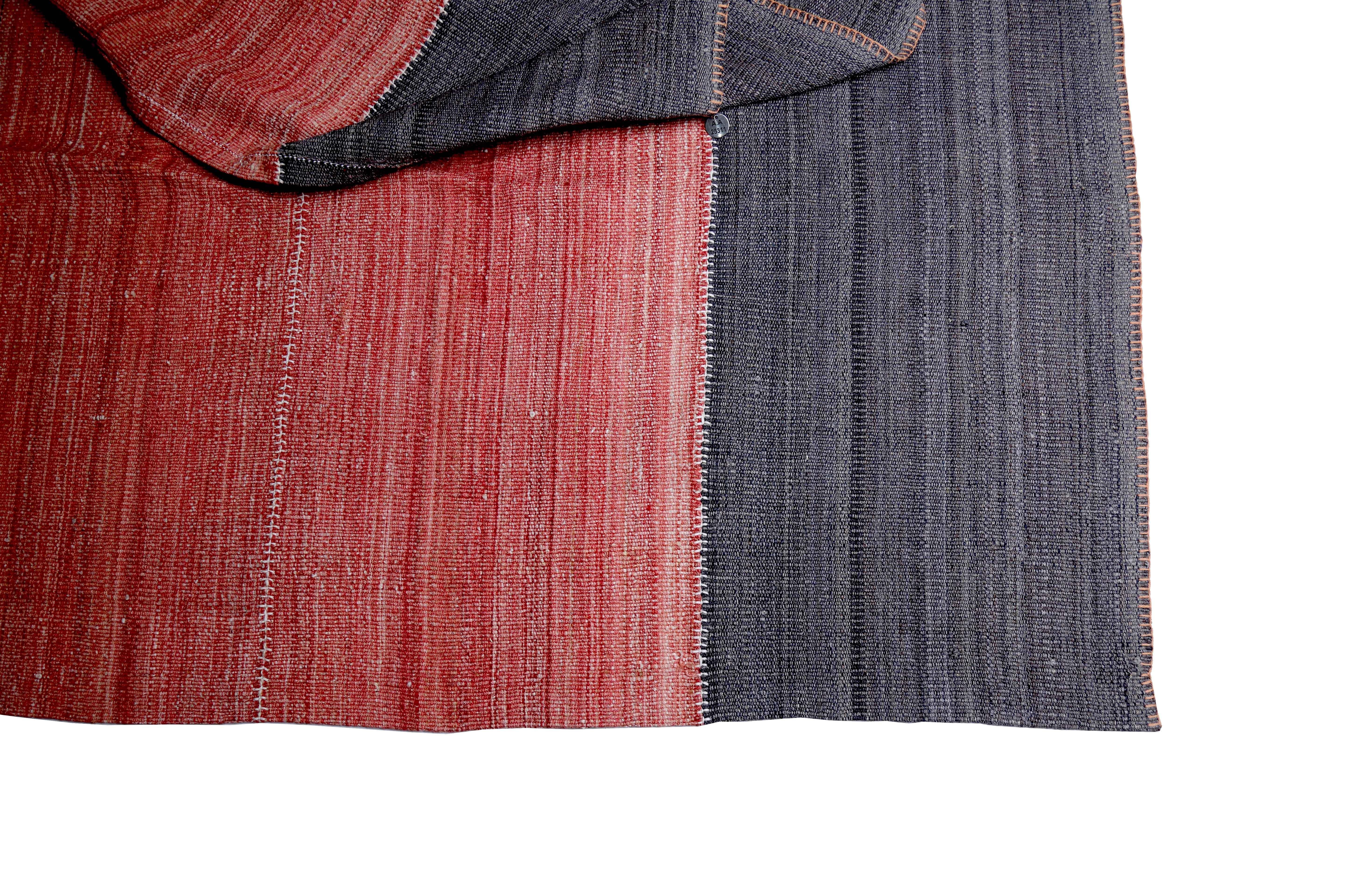 Moderner türkischer Kelim-Teppich in rotem und schwarzem Flachgewebe-Muster (Türkisch) im Angebot