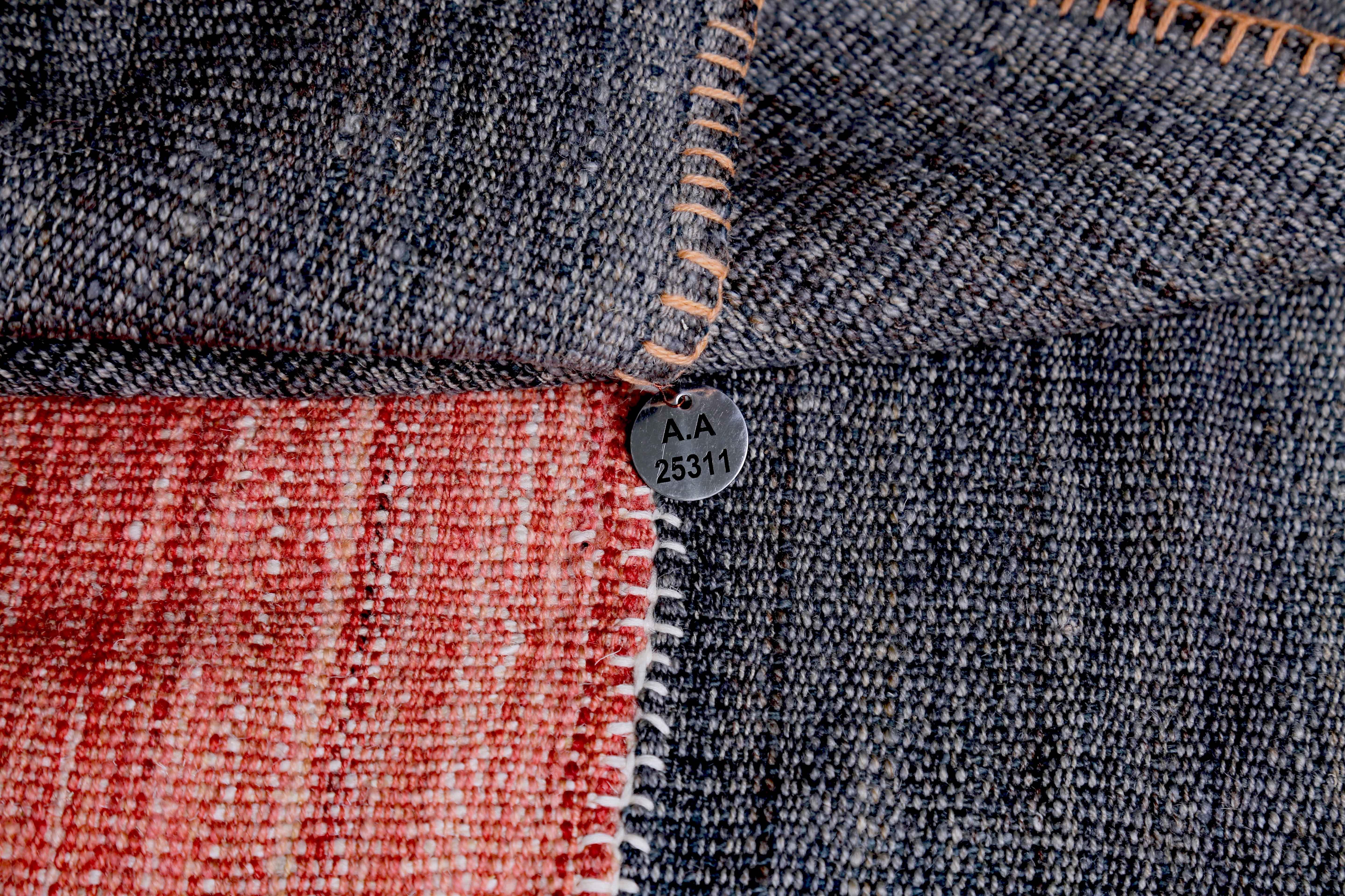 Moderner türkischer Kelim-Teppich in rotem und schwarzem Flachgewebe-Muster (Handgewebt) im Angebot