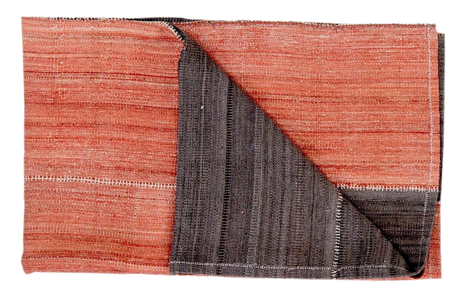 Moderner türkischer Kelim-Teppich in rotem und schwarzem Flachgewebe-Muster im Zustand „Neu“ im Angebot in Dallas, TX