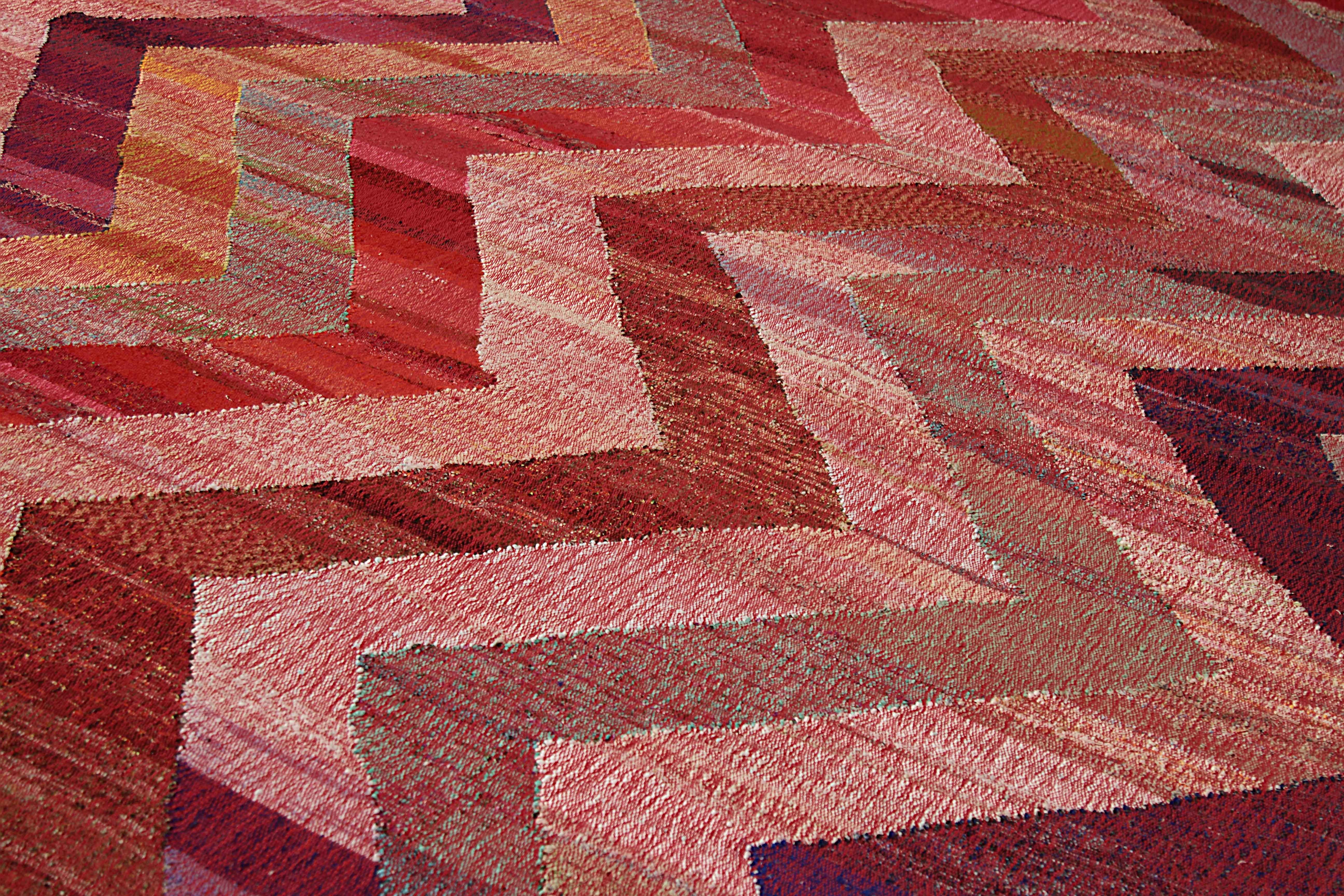 Alfombra Kilim Turca Moderna de Lana Antigua con Detalles de Chevron de Colores Tejido a mano en venta