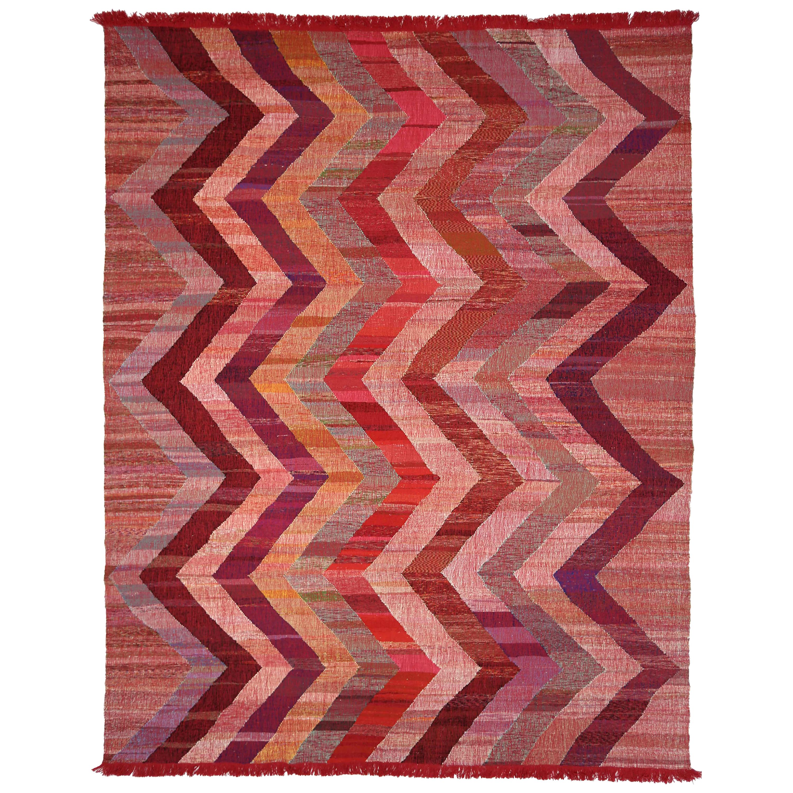 Tapis Kilim turc moderne fabriqué en laine ancienne avec des détails à chevrons colorés