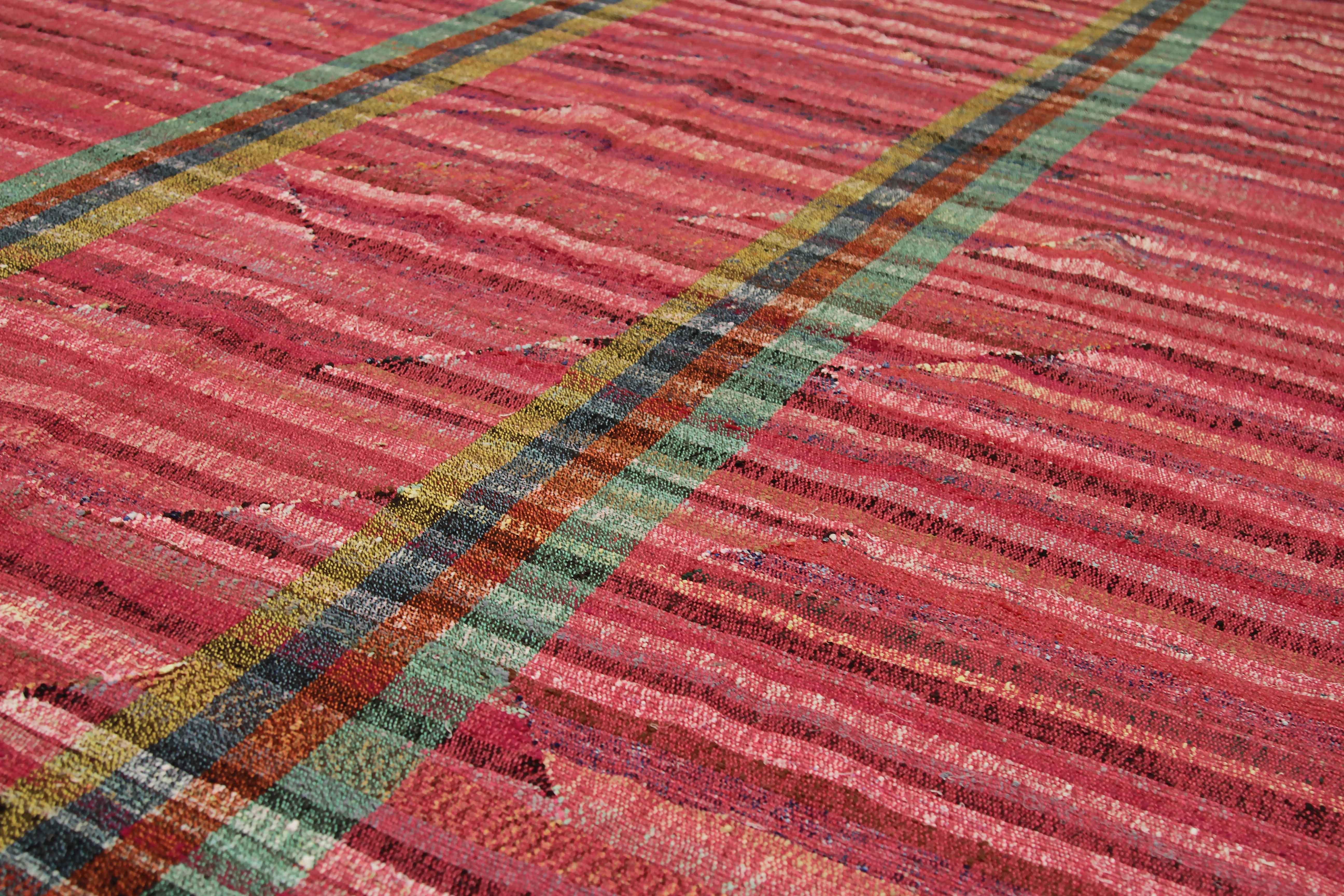 Tissé à la main Tapis Kilim turc moderne fabriqué en laine ancienne avec des lignes multicolores en vente