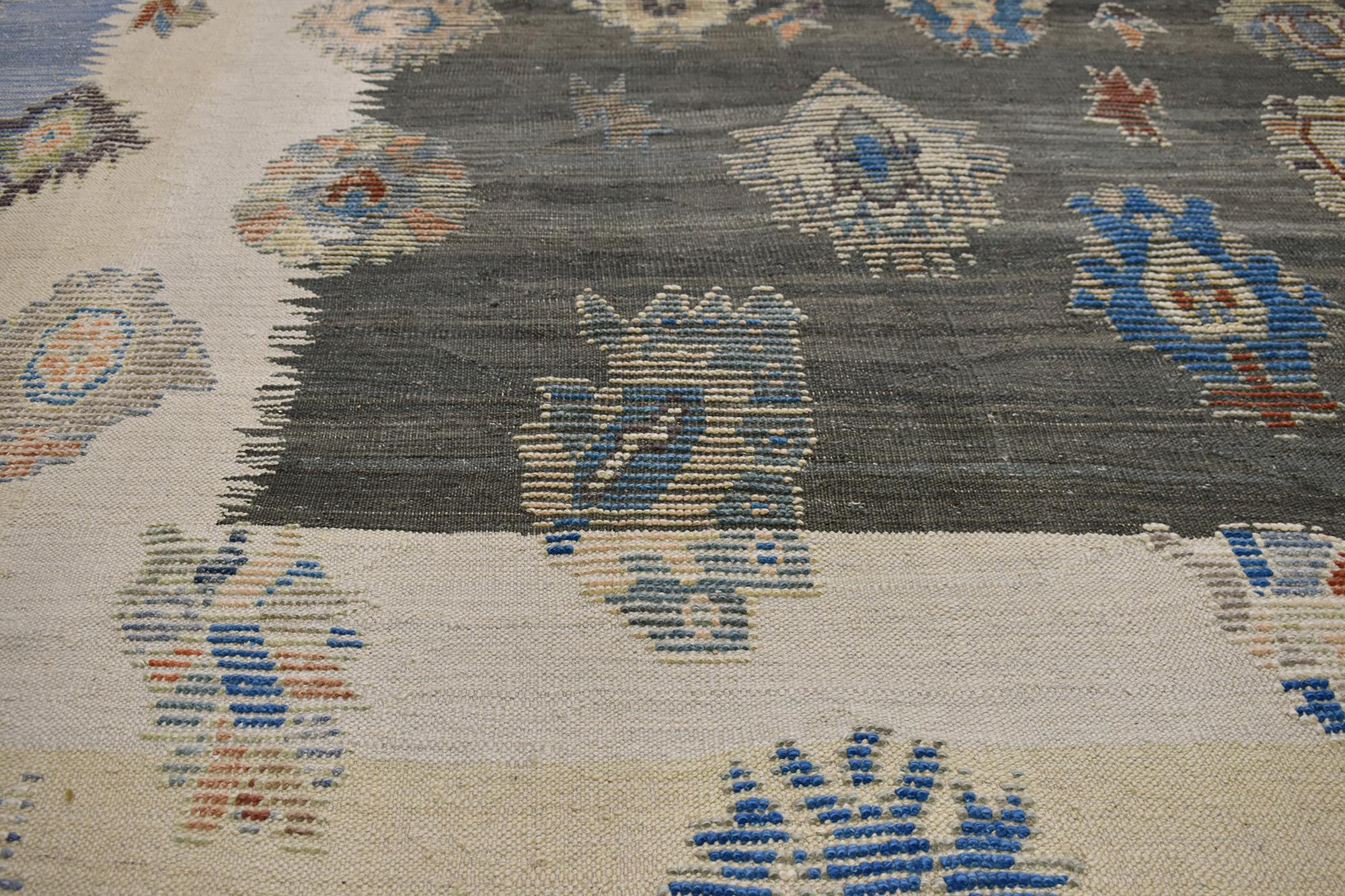 Moderner türkischer Kelim-Teppich, Stammeskunst auf Wabi-Sabi trifft im Zustand „Neu“ im Angebot in Dallas, TX