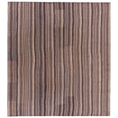 Moderner türkischer Kelim-Teppich mit beigefarbenen, schwarzen und braunen Bleistiftstreifen